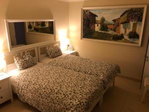 1 dormitorio con 1 cama y 2 cuadros en la pared en Residenz TraumBlick, en Puerto de la Cruz