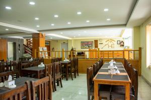 Um restaurante ou outro lugar para comer em Hotel Elegant