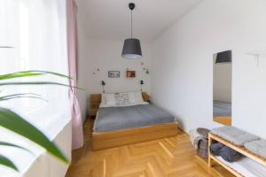 een kleine slaapkamer met een bed en een raam bij Hygge Apartman in Győr