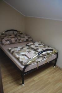 コウォブジェクにあるHotelik Za Muremのベッドルームに掛け布団付きのベッド1台