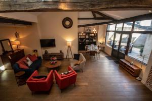 a living room with red couches and a table at l'Atelier Chambourdin - Maison/Loft Centre Blois in Blois