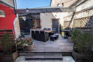 an outdoor patio with a table and chairs at l'Atelier Chambourdin - Maison/Loft Centre Blois in Blois