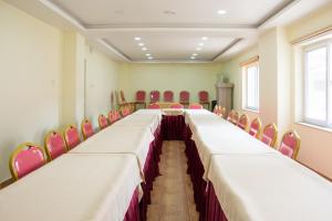 A área empresarial e/ ou a sala de conferências de Hotel Elegant