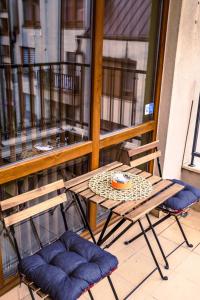 einen Tisch und zwei Stühle auf dem Balkon in der Unterkunft Semiramida Central Studio in Warna