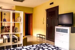 ein Wohnzimmer mit einem TV und ein Schlafzimmer in der Unterkunft Semiramida Central Studio in Warna
