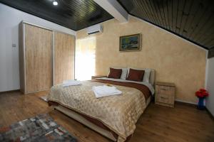 1 dormitorio con 1 cama grande en una habitación en Apartman Pejović, en Kladovo