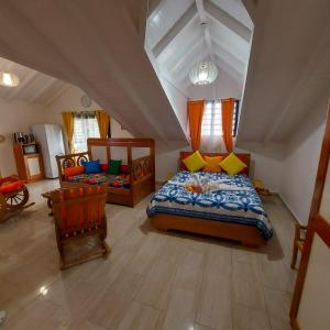 1 dormitorio con 2 camas en un ático en Résidence TOULOUKAÉRA, en Grand-Bourg