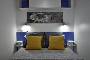 a bedroom with a bed with yellow pillows at Retiro da Praia da Aguda in Arcozelo