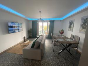 sala de estar con sofá y mesa en SALOU : SPACIEUX APPARTEMENT 100 M2 vue sur mer, en Salou
