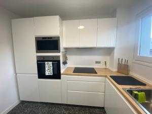 Kuchyňa alebo kuchynka v ubytovaní SALOU : SPACIEUX APPARTEMENT 100 M2 vue sur mer