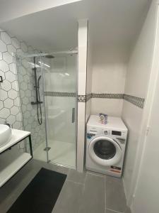 Kúpeľňa v ubytovaní SALOU : SPACIEUX APPARTEMENT 100 M2 vue sur mer