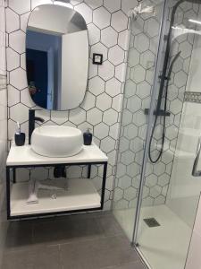 Kúpeľňa v ubytovaní SALOU : SPACIEUX APPARTEMENT 100 M2 vue sur mer