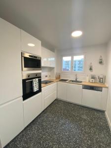 Kuchyňa alebo kuchynka v ubytovaní SALOU : SPACIEUX APPARTEMENT 100 M2 vue sur mer