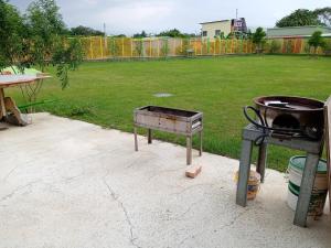 a grill and a smoker in a yard at 隱君子的撒野 
