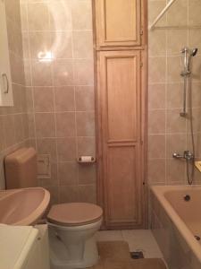y baño con aseo, lavabo y ducha. en Szeki Apartman en Balatonfüred