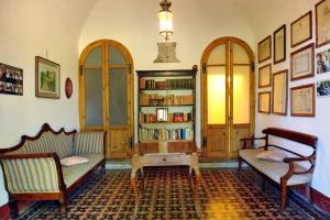 sala de estar con 2 sillas y mesa en La Villa di Caiano, en Londa