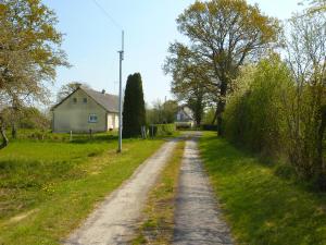 un camino de tierra en un campo con una casa en Chambres tranquilles en campagne, en Éancé