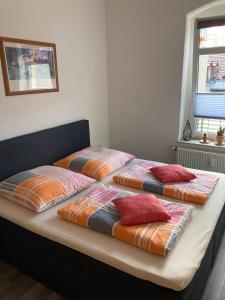 two beds sitting on top of a bed with pillows at Ferienwohnung Kurzmalweg -Balkon- in Meißen