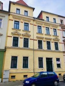 a blue car parked in front of a building at Ferienwohnung Kurzmalweg -Balkon- in Meißen