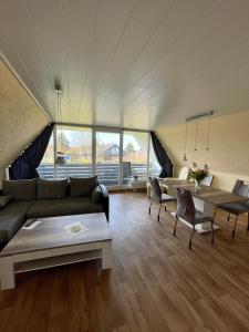 - un salon avec un canapé et une table dans l'établissement Achterkoje, à Heiligenhafen