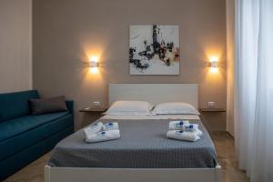a bedroom with a bed and a couch at B&B 3 Vele in Porto Cesareo