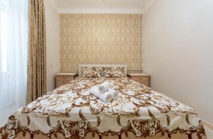 - une chambre avec un lit et 2 serviettes blanches dans l'établissement вулиця 20г,Мала Житомирська, à Kiev