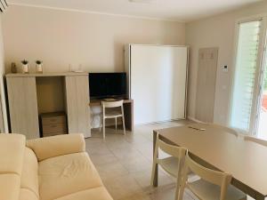 ein Wohnzimmer mit einem Sofa und einem Tisch in der Unterkunft Le Noir appartment in Peschiera del Garda