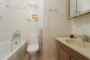 La salle de bains est pourvue de toilettes, d'une baignoire et d'un lavabo. dans l'établissement вулиця 20г,Мала Житомирська, à Kiev