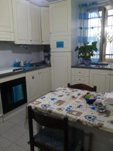 een keuken met een tafel met een tafelkleed erop bij Alfi BeB in Le Torri