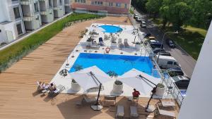 Bazén v ubytování Nadmorskie Tarasy - Apartament D213 z garażem nebo v jeho okolí