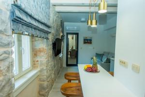 Heritage Villa Vitturi Sea View的厨房或小厨房