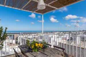 een balkon met een tafel en uitzicht op de oceaan bij Chianca Antica in Ostuni