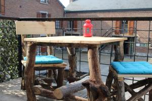Cabane chez Manu في دربي: طاولة وكرسيين عليها زجاجة حمراء