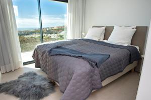 Postel nebo postele na pokoji v ubytování 3 BDRM Vacation Home • SEA VIEW • Cala De Mijas
