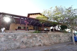 un edificio con una pared de piedra delante de él en Amazing Villa, en Eilat