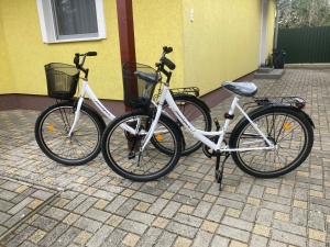 dos bicicletas estacionadas frente a un edificio en Príma Vendégház, en Tiszakécske