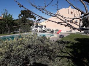 GaronsにあるNimes-Camarguesの庭にスイミングプールがある家
