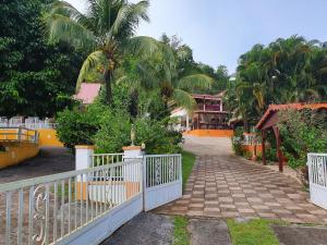 Taman di luar Résidence LA MANIJEANNE