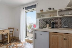 een keuken met een wastafel en een raam met uitzicht bij Chianca Antica in Ostuni