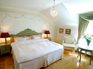 Ein Bett oder Betten in einem Zimmer der Unterkunft Gripsholms Värdshus