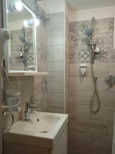 bagno con lavandino e doccia di Casa Kale' a Polignano a Mare