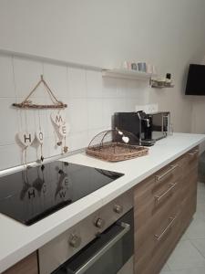 una cucina con bancone e macchinetta del caffè di Casa Kale' a Polignano a Mare