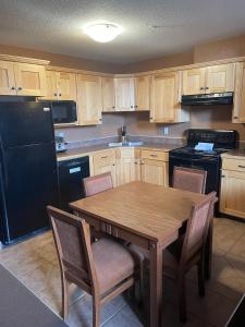 
A kitchen or kitchenette at Elkwater Lake Lodge and Resort
