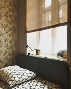 Pokój z oknem z lampką i poduszką w obiekcie Pastelove mieszkanie przy centrum - bezkontaktowo w Bielsku Białej