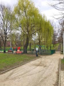 einen Park mit Spielplatz und Bänken und Bäumen in der Unterkunft Pastelove mieszkanie przy centrum - bezkontaktowo in Bielsko-Biała