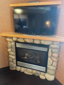 
A television and/or entertainment center at Elkwater Lake Lodge and Resort
