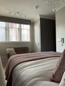 um quarto com uma cama grande e uma janela em Galtres Chambers Apartment Coppergate em York