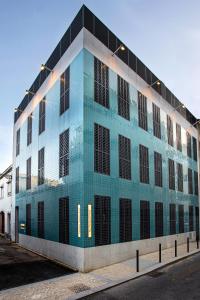 een blauw-wit gebouw met zwarte ramen bij Alcântara Factory I in Lissabon