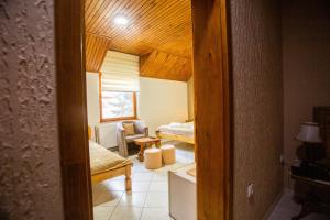 Ruang duduk di Guest House Vila Alexandar
