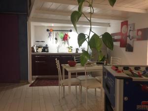 Kuchyň nebo kuchyňský kout v ubytování Small mezzanine apartment Colosseo